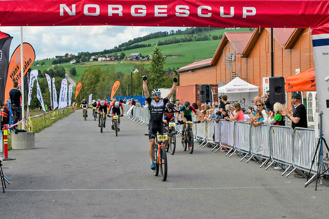 Vidar Mehl  i mål som vinner for 4. gang på åpningsetappen i TransØsterdalen. (Arrangørfoto)