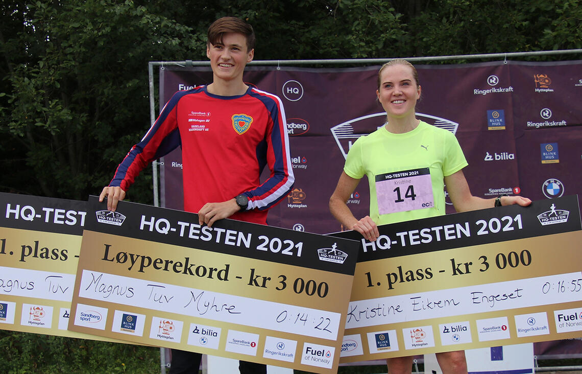 Magnus Tuv Myhre og Kristine Eikrem Engeset ble behørig premiert etter seieren i HQ-testen. (Foto: Hans Edgard Rakeie) 