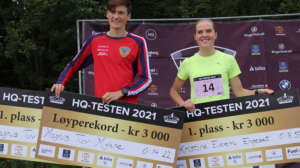 Magnus Tuv Myhre og Kristine Eikrem Engeset ble behørig premiert etter seieren i HQ-testen. (Foto: Hans Edgard Rakeie) 