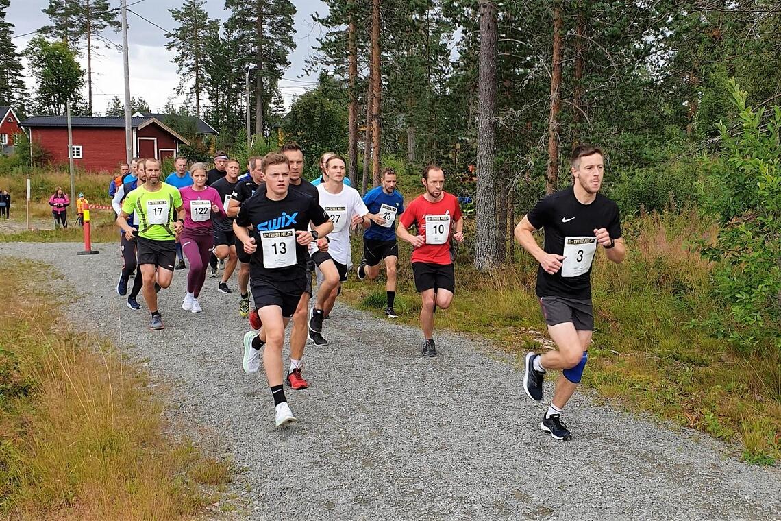 Martin Håkenrud (13) og Martin Kvisler (3) i tet fra start på 10 km. (Foto: Trond Rønningen/Østby IL)