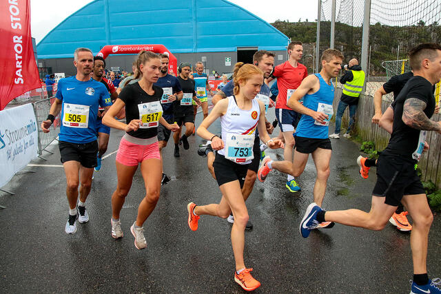 Starten har her gått for det felles feltet for 5 og 10 km. Rebekka Birkeland (517) og Adele Henriksen (753) er de aller raskeste kvinnene på de to distansene. (Alle foto: Arne Dag Myking)