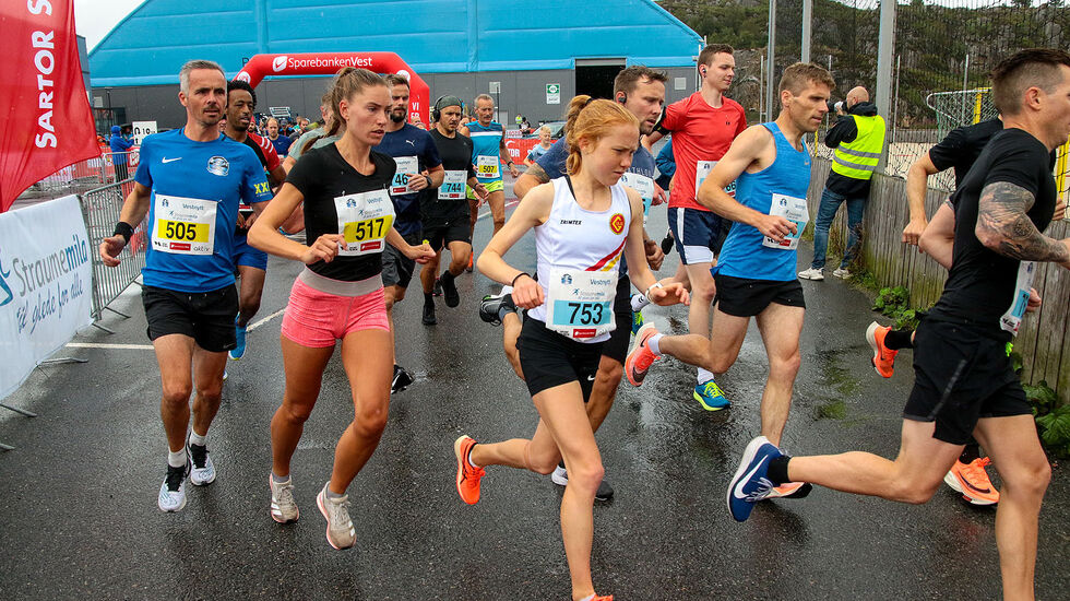 Starten har her gått for det felles feltet for 5 og 10 km. Rebekka Birkeland (517) og Adele Henriksen (753) er de aller raskeste kvinnene på de to distansene. (Alle foto: Arne Dag Myking)