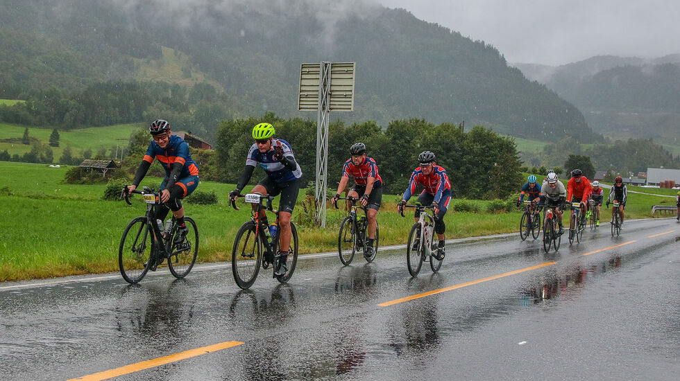 Her er en gruppe syklister på vei mot Norheimsund, inne i den aktuelle timeout-sonen. Her skal de kunne ta det med ro, men mange deltakere har likevel fått dette strekket med i sluttiden sin. (Alle foto: Arne Dag Myking).