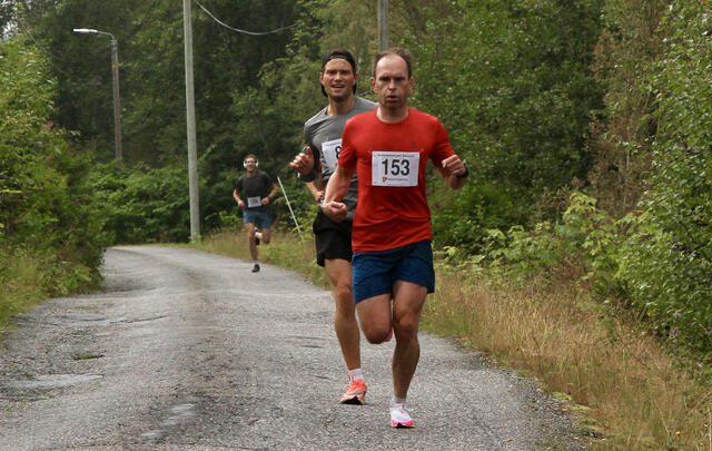 Etter 2,5 km var det Ole Lukkedal som ledet 10 km med Hans Jakob Hunnes på hjul. I mål var det Hans Jakob som var først og Ole blei nummer tre