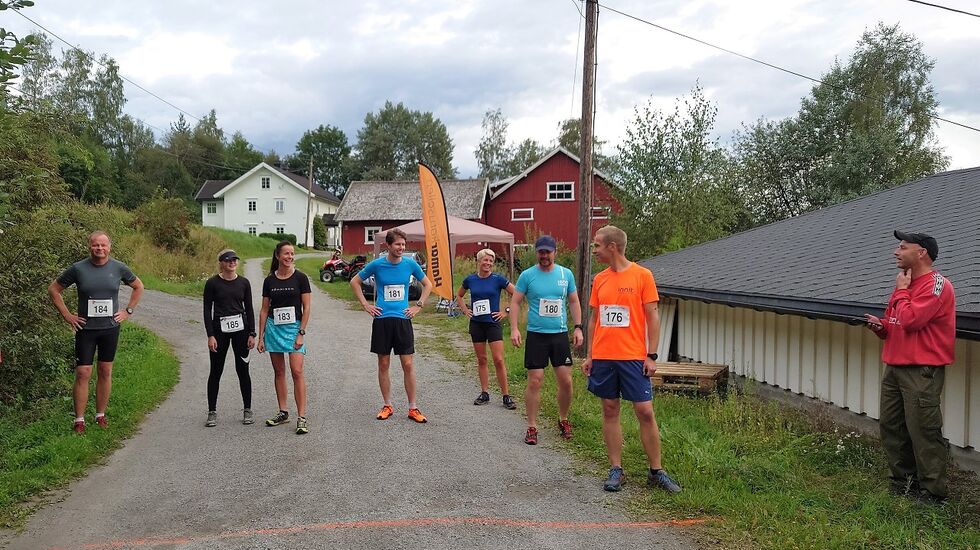 8 aktive, inkludert fotograf Thomas Pedersen, stilte til fellesstart i det utsatte løpet i Hamarkarusellen i Vallset denne onsdagen.