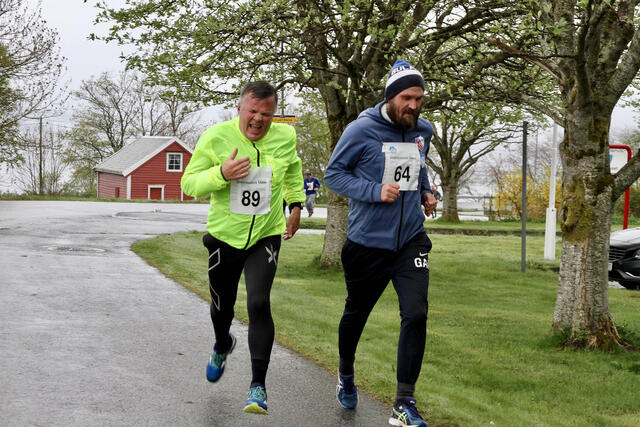 Geir Anders Kirkholm (64) og Atle Istad (89) i fight de siste metrene på Valderløpet 2019. De kom heilt likt i mål