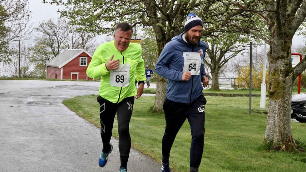 Geir Anders Kirkholm (64) og Atle Istad (89) i fight de siste metrene på Valderløpet 2019. De kom heilt likt i mål