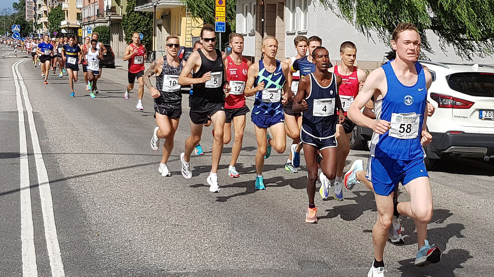 Etter 1 km: Startfeltet i gruppe 1 strekker seg langs Norr Mälarstrand på Kungsholmen med 423 løpere. To timer seinere startet nye 341 løpere i 10 km-løpet. (Foto: Kjell Vigestad)