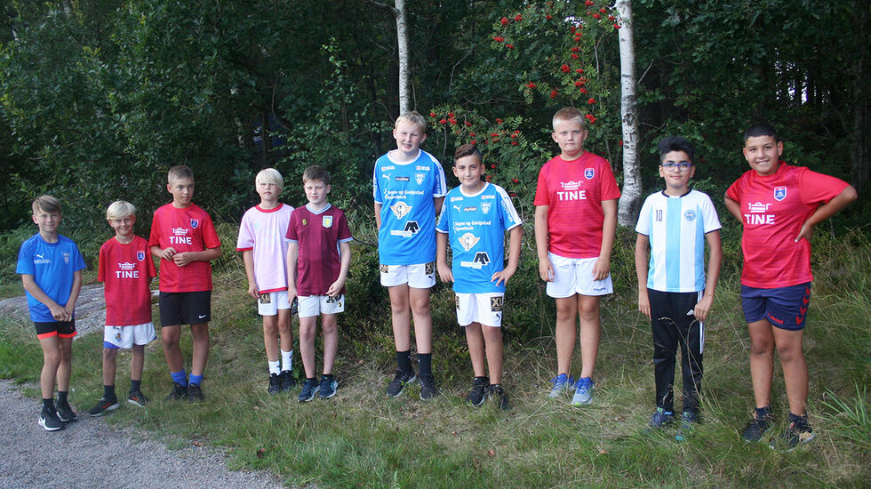 Årskullet 2010 stilte med en stor tropp i Kvernhusvannet Rundt. (Foto: Sverre Larsen)