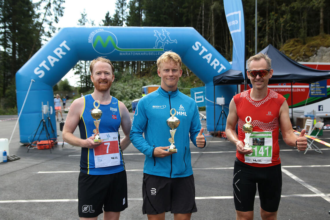 Premiepallen for menn helmaraton: Stein Henrik Olaussen, Mathias Iron Macody Lund og Stig Kongsvik. (Alle foto: Arne Dag Myking)