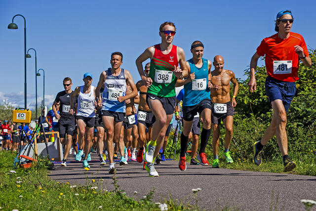 Feltet legger ut fra Horten en vakker seinsommerdag. Lars Roosken med startnummer 485 kom først fram til Tønsberg, mens Pål Suhrke med startnummer 481 ble nummer to. (Foto: Arvid Klokk)