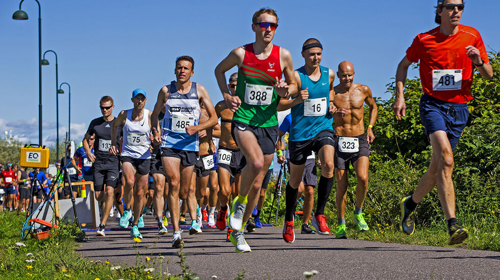 Feltet legger ut fra Horten en vakker seinsommerdag. Lars Roosken med startnummer 485 kom først fram til Tønsberg, mens Pål Suhrke med startnummer 481 ble nummer to. (Foto: Arvid Klokk)