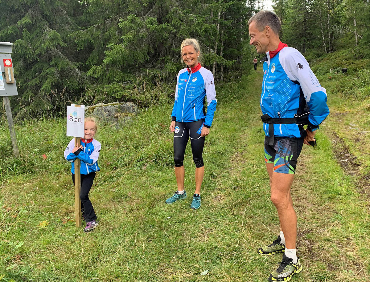 04 Mor Kari-Anne Veen og pappa Gunnar Eiterjord sørget for god gjennomkjøring for Kamilla.jpg