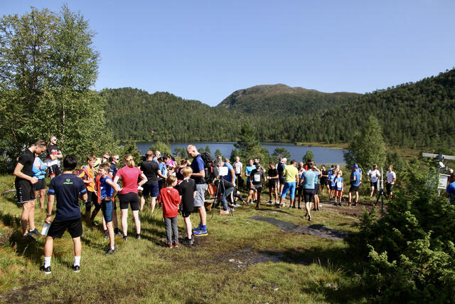 Etter hvert samlet det seg mye folk i målområdet. Men området var stort og folk var spredt, slik at smittevernreglene blei holdt. Foto: Hans Jakob Hunnes