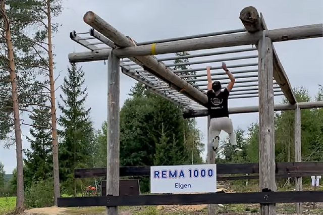 Monkey bar et et av hindrene i Forest Run i år.  Det er litt langt ned, men heldigvis lander du mykt.... (Foto fra løpets facebookside)