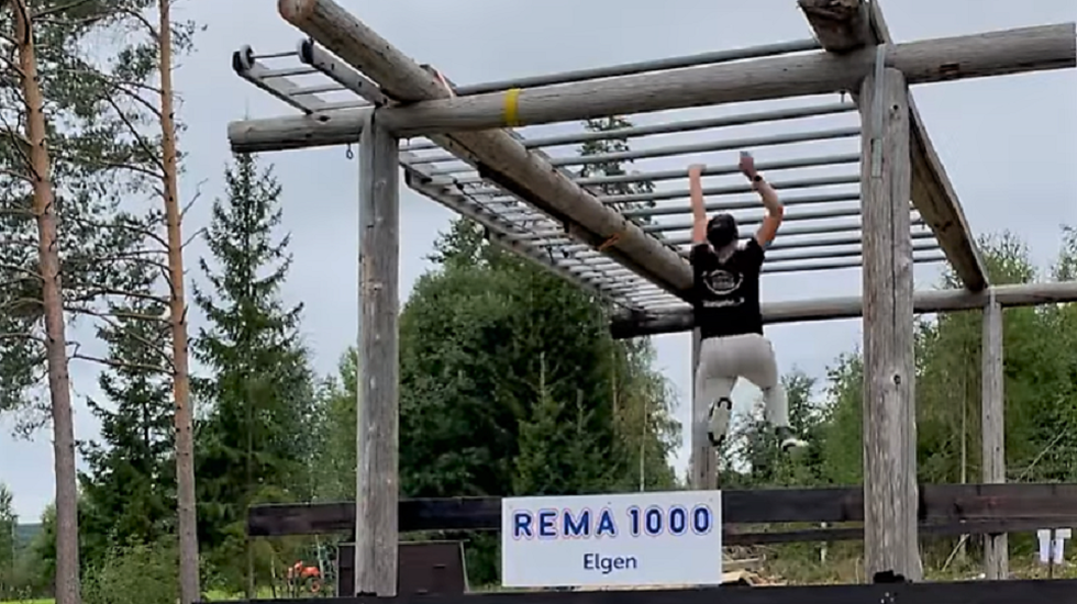 Monkey bar et et av hindrene i Forest Run i år.  Det er litt langt ned, men heldigvis lander du mykt.... (Foto fra løpets facebookside)