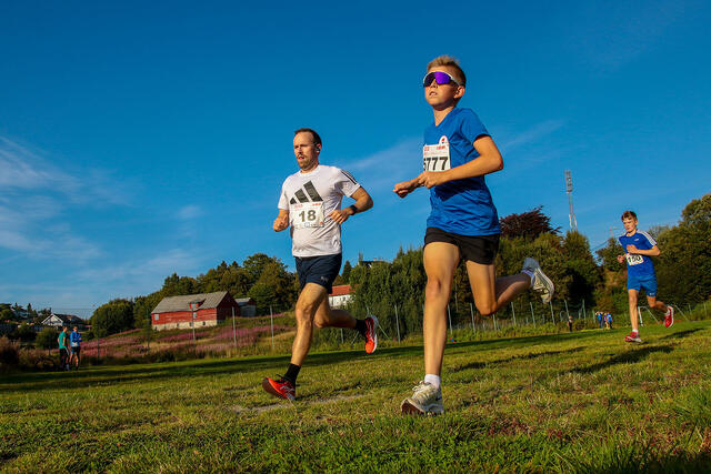 Espen Krohn-Hansen og Martin Mjelde legger ut på sesongens siste løp i Head Energy Sommerkarusell. (Alle foto: Arne Dag Myking).