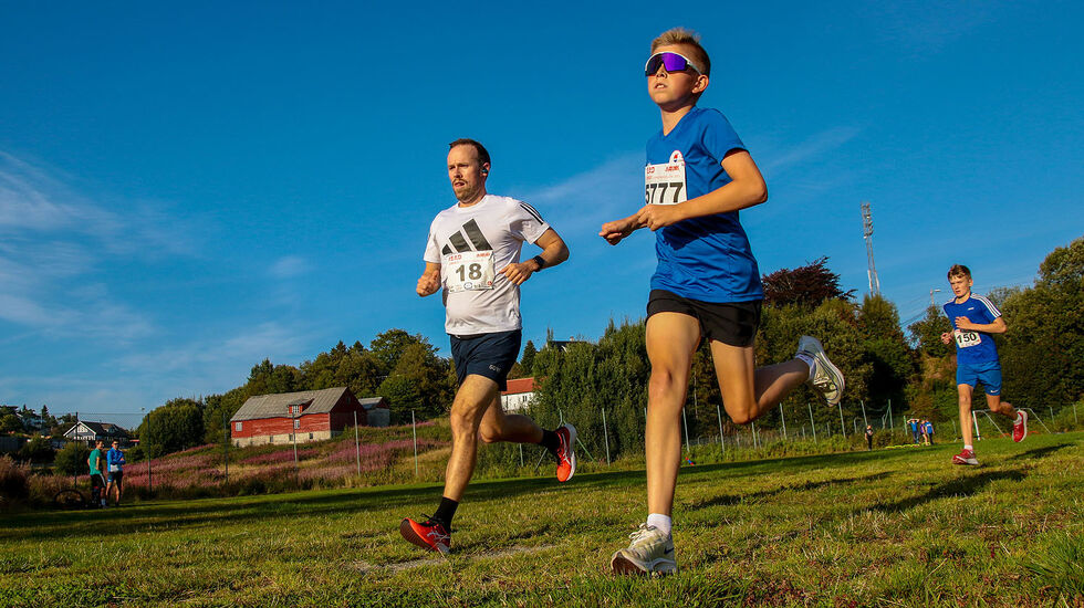 Espen Krohn-Hansen og Martin Mjelde legger ut på sesongens siste løp i Head Energy Sommerkarusell. (Alle foto: Arne Dag Myking).