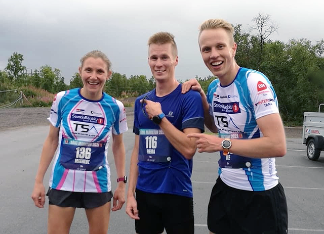 I tillegg til gode tider på maraton, ble det løpt svært godt også på 10-kilometer. Mathilde Theisen vant kvinneklassen, mens Piera Tobiassen (i midten) vant herreklassen. Ole Ravna ble nummer to i herreklassen. (Foto: Ellen Ravna)