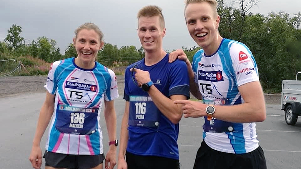 I tillegg til gode tider på maraton, ble det løpt svært godt også på 10-kilometer. Mathilde Theisen vant kvinneklassen, mens Piera Tobiassen (i midten) vant herreklassen. Ole Ravna ble nummer to i herreklassen. (Foto: Ellen Ravna)