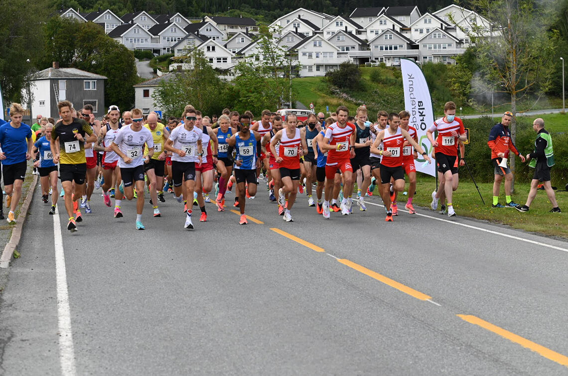 Det var perfekt løpsforhold da starten gikk for Rekordmila. (Foto: Joakim Halvorsen / Frank Valde)
