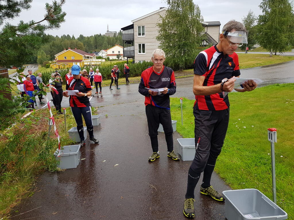 Sigurd Dæhli studerer kartet rett f¢r start