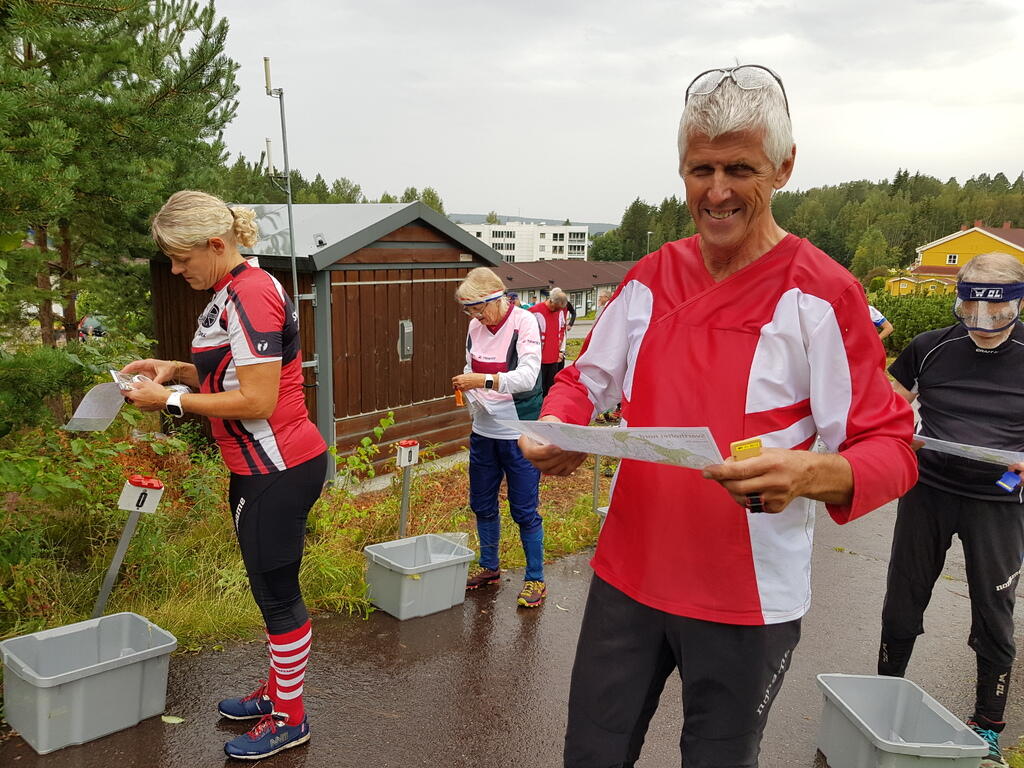 Unn Mette Klopbakken og Torleif Finstad gj¢r seg klar til start