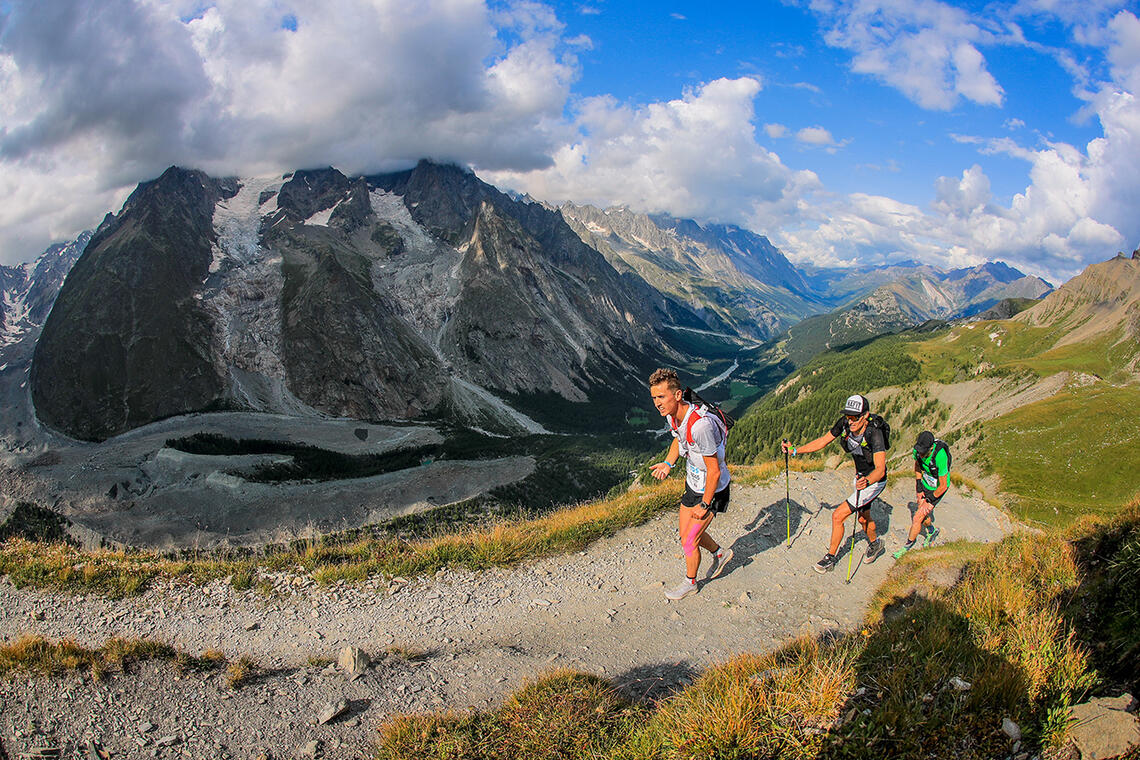 UTMB Mont Blanc byr på 7 ulike løp med varierende vanskelighetsgrad. Her ser vi den norske vinneren av TDS, Erik Sebastian Krogvig, i midten. (Foto: UTMB / Franck Oddoux) 