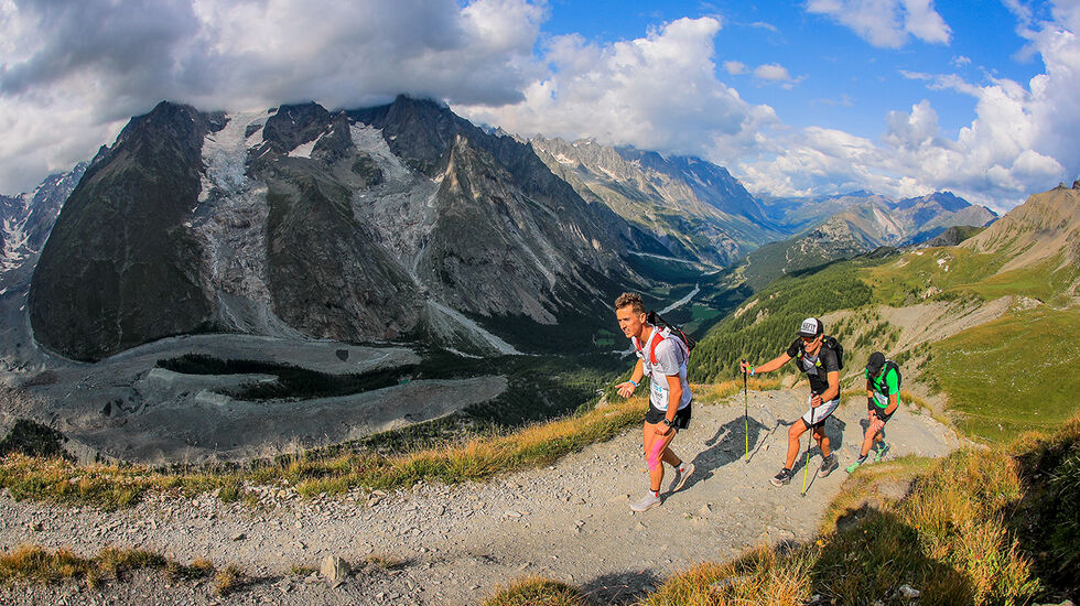 UTMB Mont Blanc byr på 7 ulike løp med varierende vanskelighetsgrad. Her ser vi den norske vinneren av TDS, Erik Sebastian Krogvig, i midten. (Foto: UTMB / Franck Oddoux)
