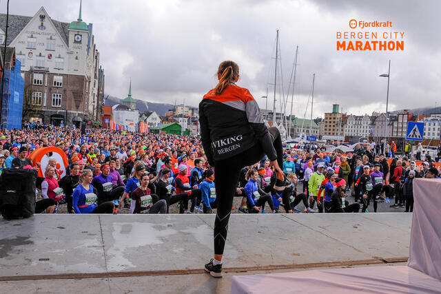 Det skal ikke bli så tettpakket med folk på bryggen under årets løp som det var i 2018. (Foto: Arne Dag Myking)