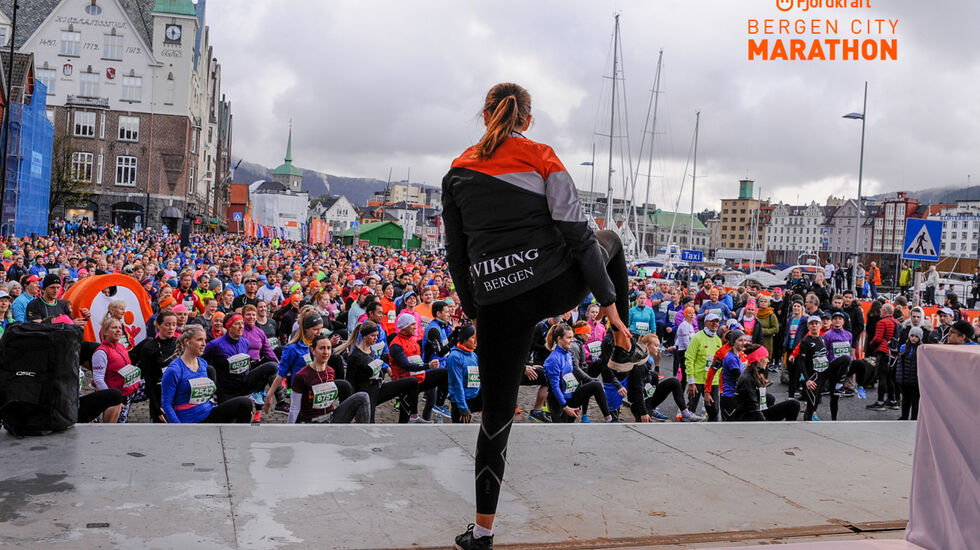 Det skal ikke bli så tettpakket med folk på bryggen under årets løp som det var i 2018. (Foto: Arne Dag Myking)