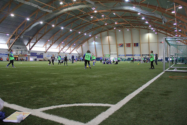 Barn som spiller fotball i Finnmarkshallen