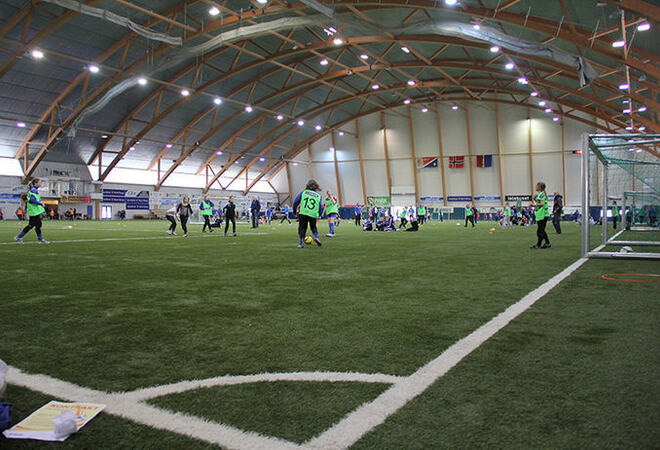 Barn som spiller fotball i Finnmarkshallen