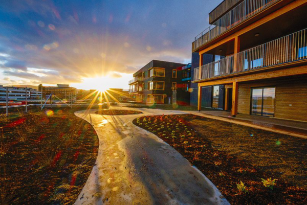 Utsiden av senteret i solnedgang