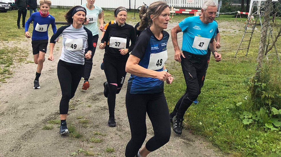 Disse satset på en litt forsiktig åpning og danner baktroppen. Merete Røthe, damen fremst i feltet, vant og sikret seg en aksje i løpets vandrepremie. (Foto: Kristian Foss / Løpsledelsen)
