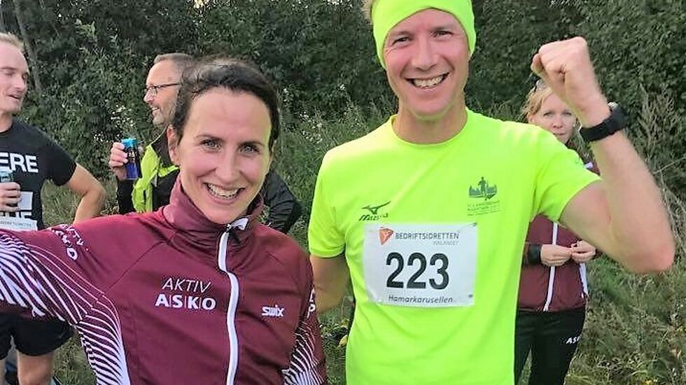 Kveldens raskeste og blideste i Brumunddal, Marit Bjørgen og Henning Mortensen. (Foto: Pål-Erik Langøigjelten)