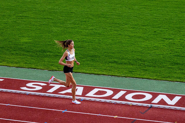 Sigrid Jervell Våg løp inn til 9.12,52 på 3000 m under ikke helt perfekte forhold på Bislett. (Foto: Samuel Hafsahl)