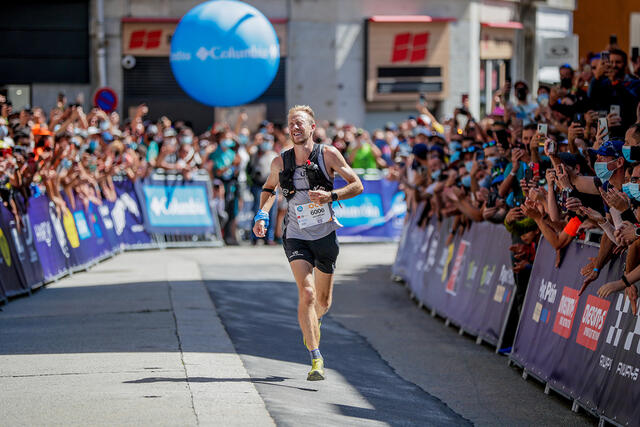Jonathan Albon ble tatt imot med stor jubel i Chamonix, som klar vinner av OCC. (Foto: UTMB, Laurent Salimo)
