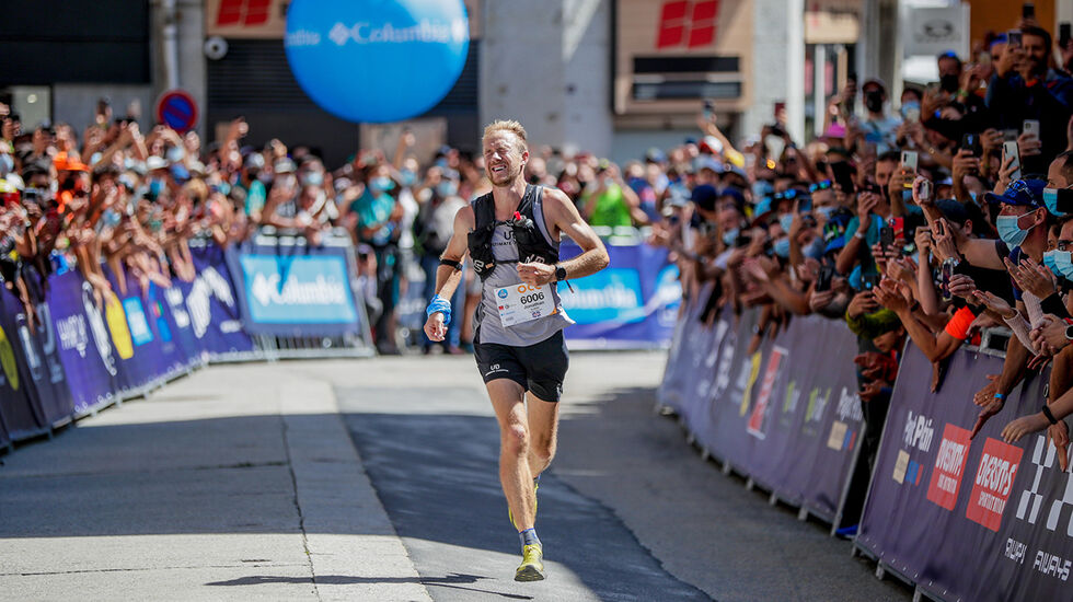 Jonathan Albon ble tatt imot med stor jubel i Chamonix, som klar vinner av OCC. (Foto: UTMB, Laurent Salimo)