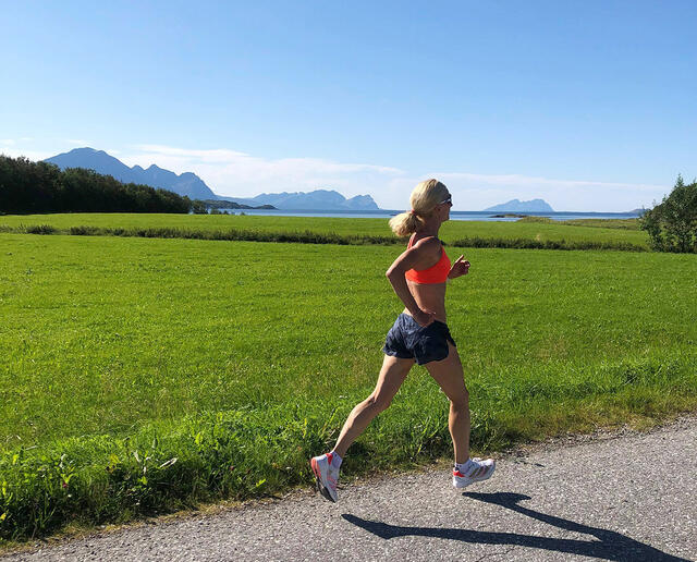 Lisbet Pedersen løper i vakre omgivelser på heimstedet Steigen. (Foto: Kim Rasmussen)