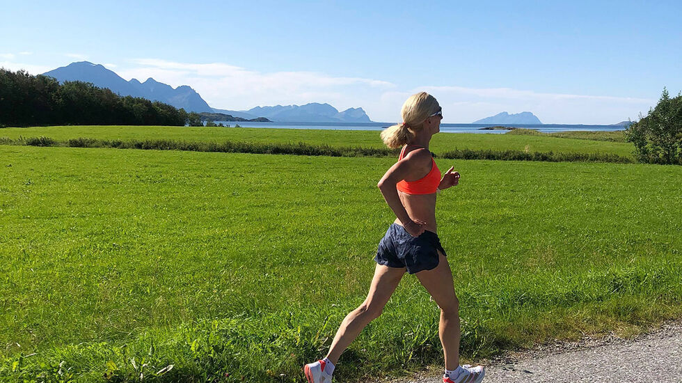 Lisbet Pedersen løper i vakre omgivelser på heimstedet Steigen. (Foto: Kim Rasmussen)