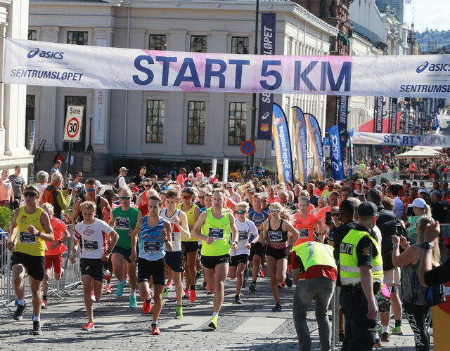 Starten går for Sentrumsløpets 5 kilometer 2021. (Foto: Kjell Vigestad)