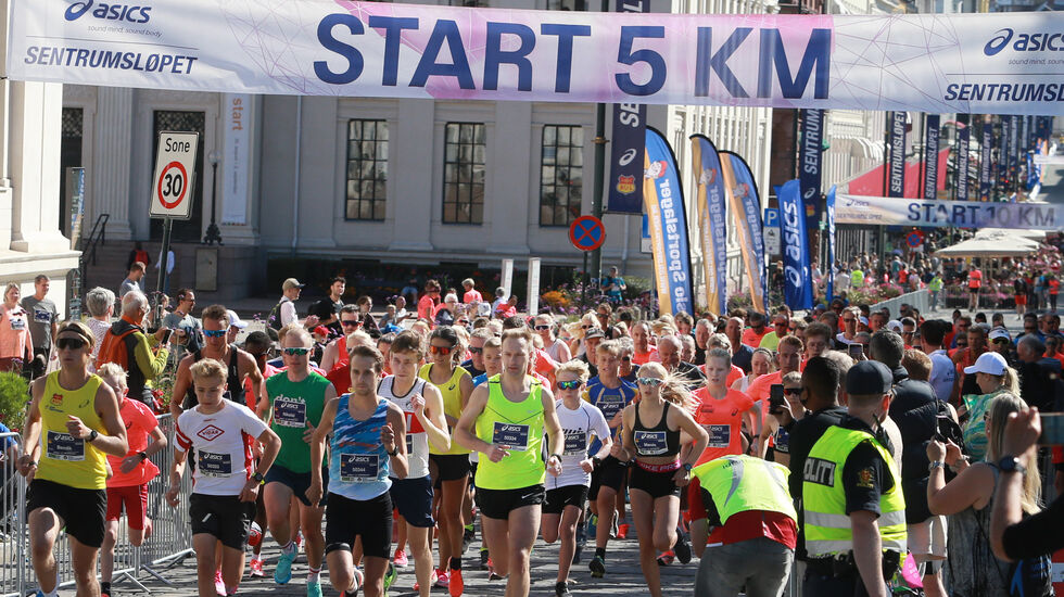 Starten går for Sentrumsløpets 5 kilometer 2021. (Foto: Kjell Vigestad)