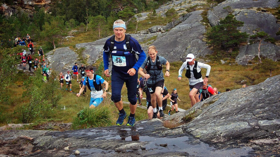 Her er feltet på vei oppover noen steinete partier. Det var litt vått og sleipt, men det gikk fint for alle. (Foto: Arrangør)