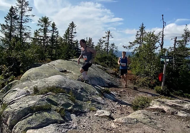 Seierskamp mellom Mads Berge og Erik Forbord. (Foto: Melvin Fagerhus)