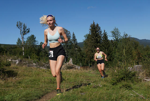 Lea Sofie Bratland med knapp ledelse på Thelma Olea Gaarder i den tøffe løypa opp Åneskølen. (Foto: Bjørn Saksberg)