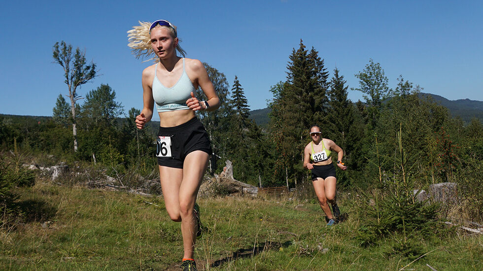 Lea Sofie Bratland med knapp ledelse på Thelma Olea Gaarder i den tøffe løypa opp Åneskølen. (Foto: Bjørn Saksberg)