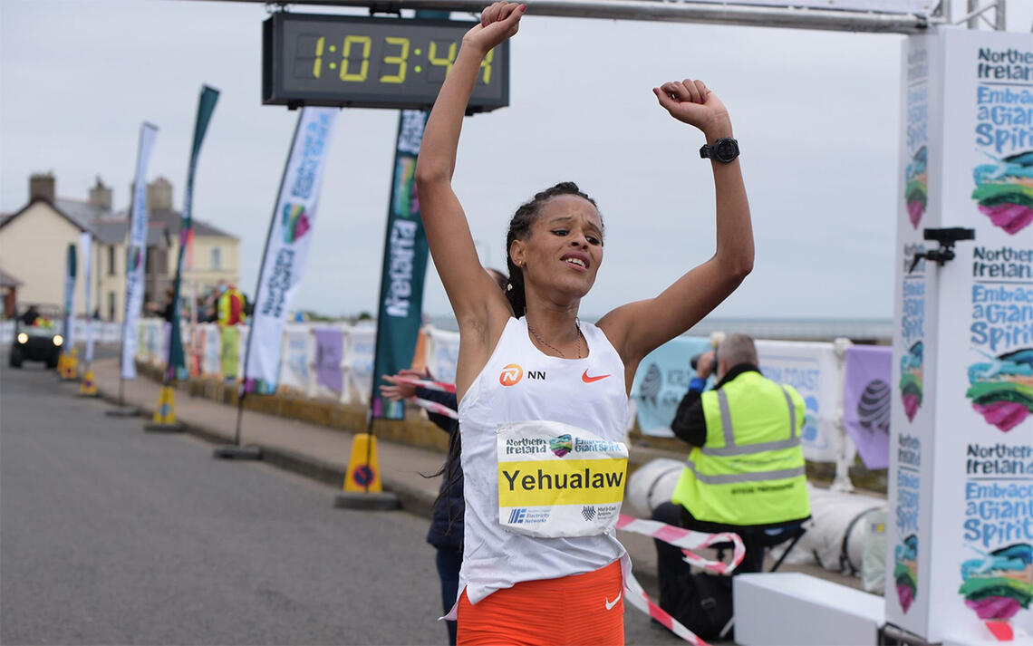Yalemzerf Yehualaw krysser målstreken som vinner og verdensrekordholder. (Foto: Antrim Coast Half Marathon)