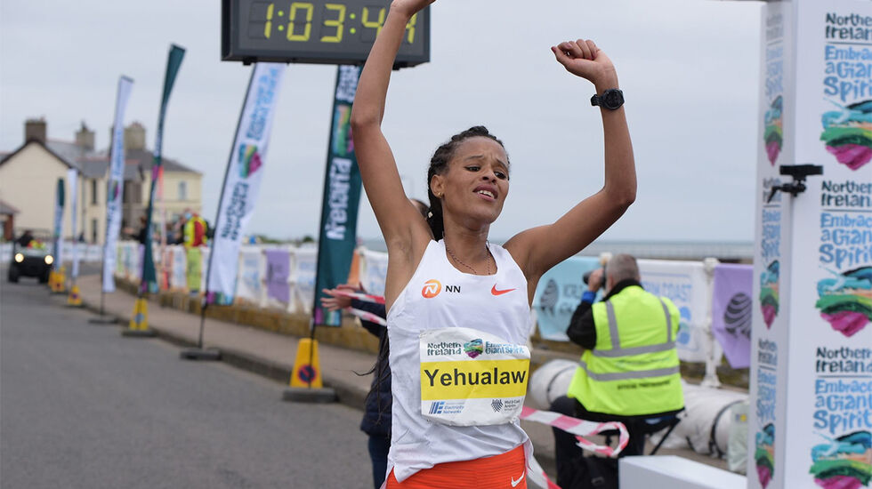 Yalemzerf Yehualaw krysser målstreken som vinner og verdensrekordholder. (Foto: Antrim Coast Half Marathon)