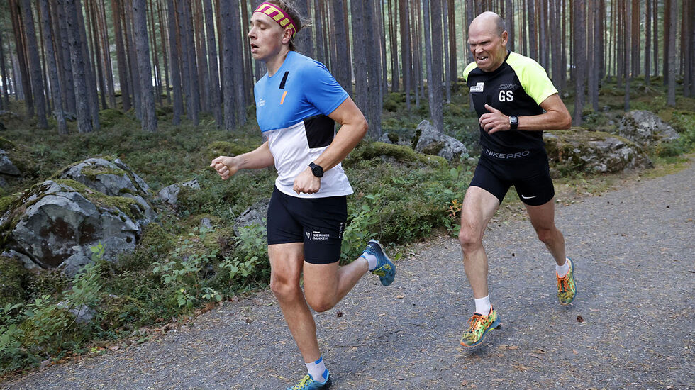 Det var flere tøffe dueller i årets Vegmuseumsløp på Hunderfossen. Her er Ole Eirik Fuglehaug Ekrem i klasse M 20 – 29 år foran i spurtduell med Geir Strandbakke, vinneren av klasse M 50 – 59 år. Foto Jørgen Skaug